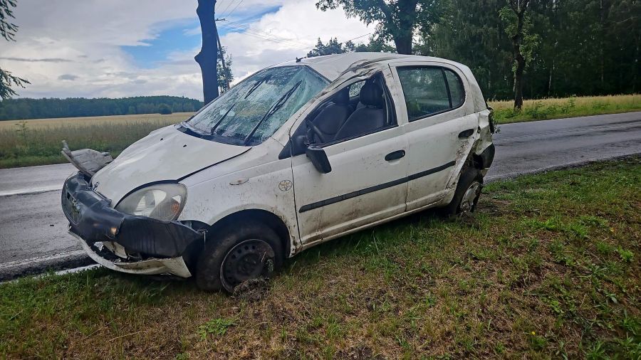 Dachowała Toyota. Ranny 60-letni kierowca